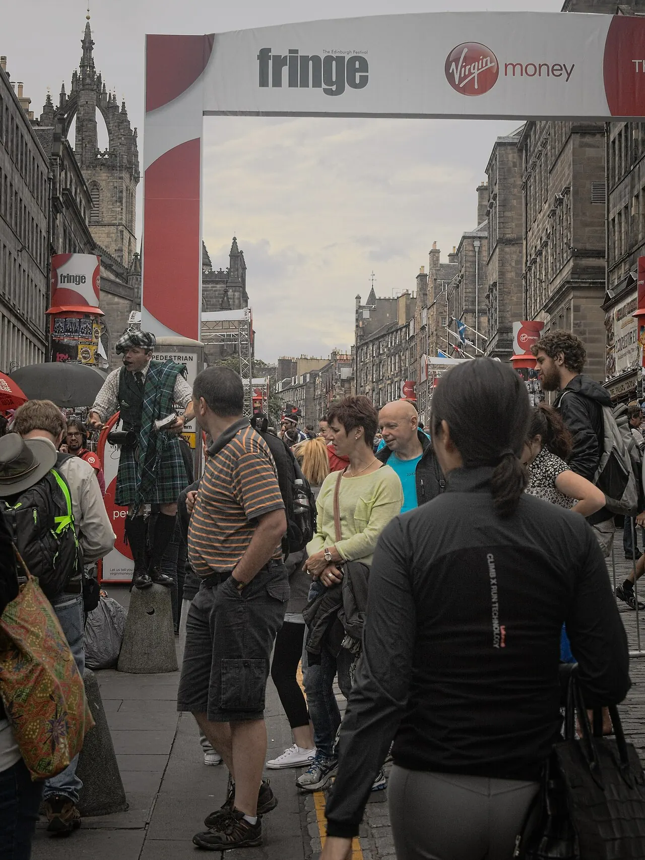 A Fringe performer on the Royal Mile, Edinburgh